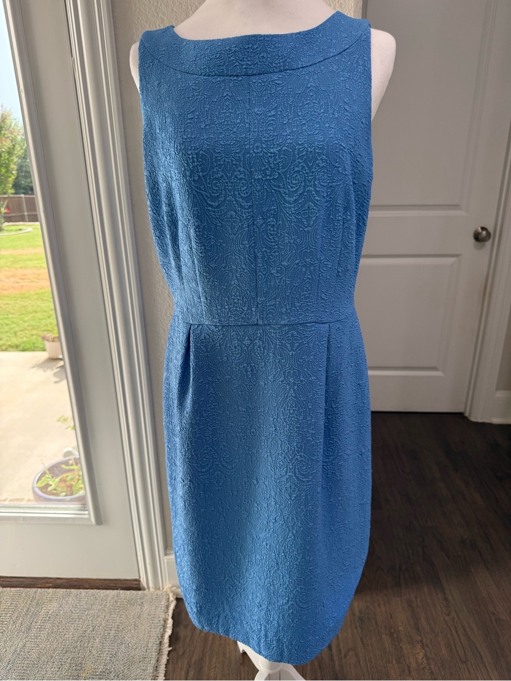 Ann Taylor Textured Sleeveless Sheath Dress in Blue size 10